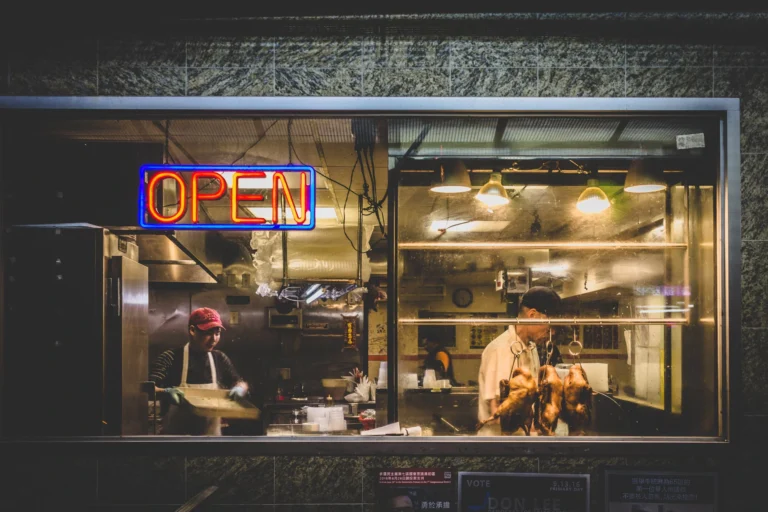 From Pan to Product Page: Why Restaurants and Online Stores Can’t Afford Generic Accounting